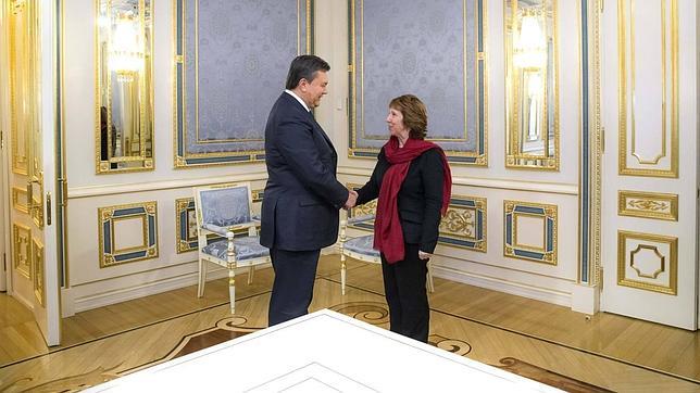 Ashton llega a Kiev para hablar con Yanukóvich y la oposición ucraniana