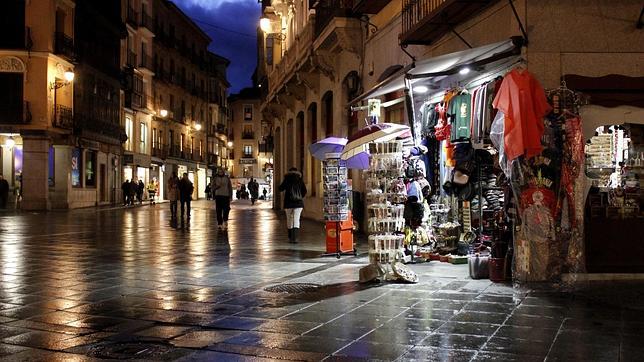 Prohíben por decreto colgar ropa y bolsos de las tiendas del Casco