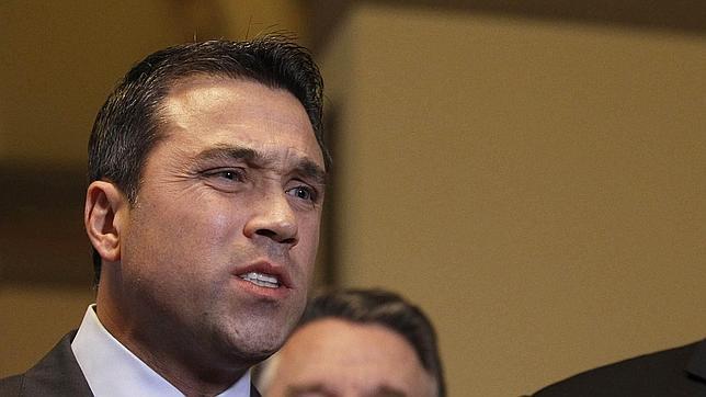 Un congresista de Nueva York amenaza con tirar por el balcón a un reportero