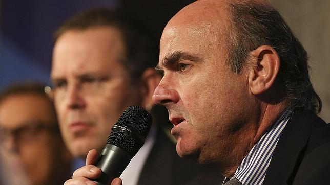 De Guindos afirma que el crecimiento trimestral del PIB del 0,3 % «refuerza la recuperación»