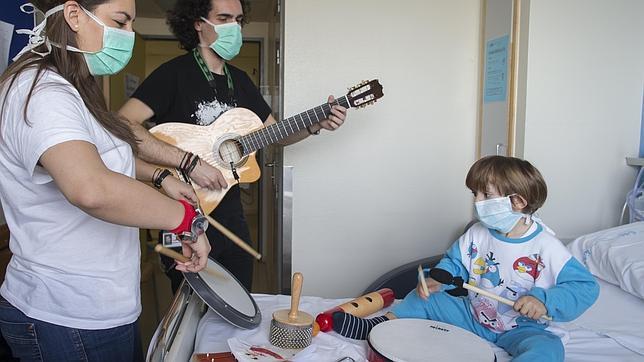 Niños como Hugo se benefician del poder calmante de la música antes de intervenciones dolorosas