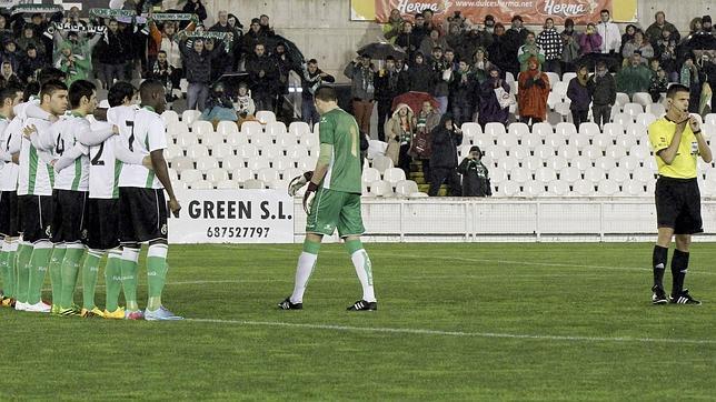 La directiva del Racing se aferra al puesto y los jugadores se van a casa