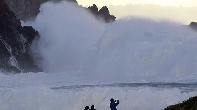 El «Katja» deja la costa cantábrica de Galicia hecha «un auténtico desastre»