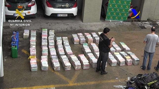 Aprehenden 900 kilos de cocaína fondeados en 37 mochilas en una playa de Valencia