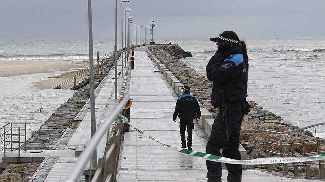 Retoman la búsqueda del menor arrastrado por una ola en Foz