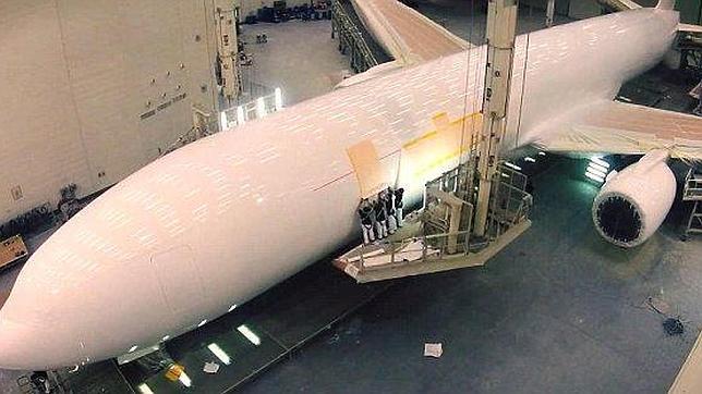 Vídeo: así se pinta un avión en el hangar más grande del mundo