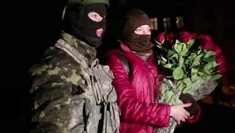 Un hombre pide matrimonio a su novia en medio de las protestas de Kiev