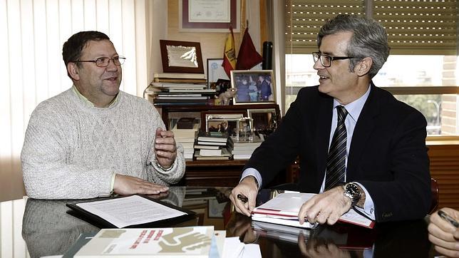 Don Joaquín, el «curaflauta» de Murcia, entrega un manifiesto a los jueces contra los desahucios