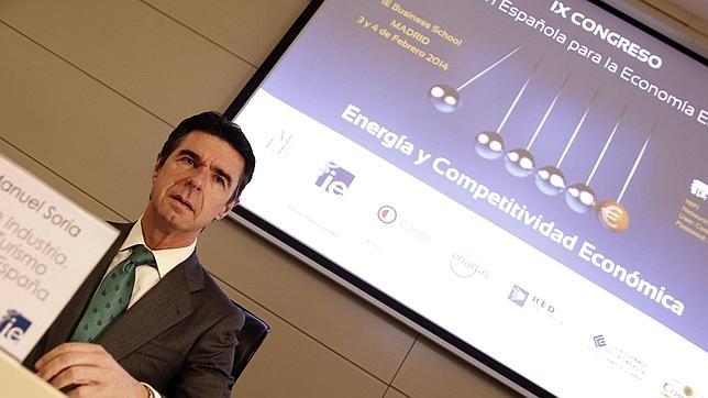 Soria insiste en que la factura de la luz bajó un 3,7% en 2013 para una familia media