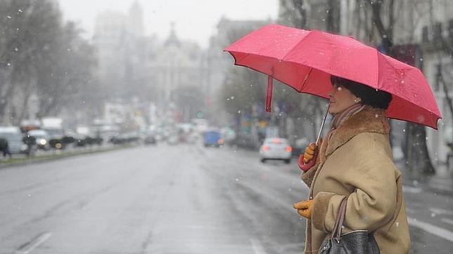 El viento, olas de 8 metros y la nieve ponen en alerta a treinta provincias