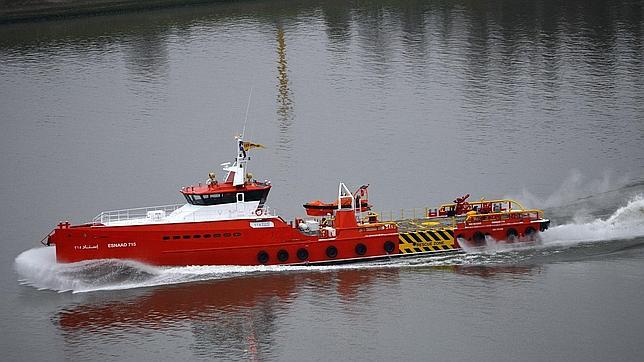 Un helicóptero rescata frente a La Coruña a los cinco tripulantes de un barco