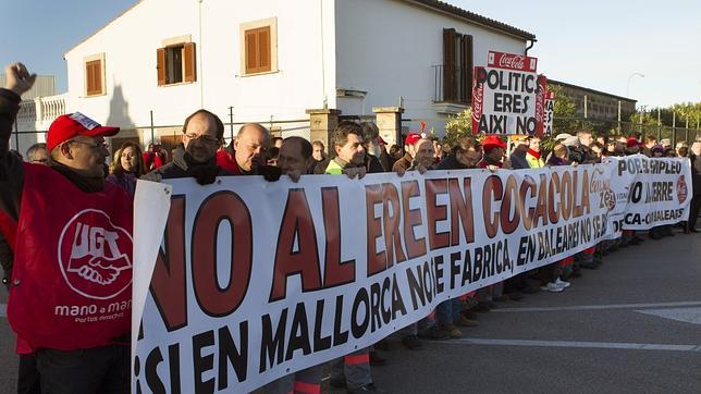 Coca-Cola calcula un ahorro de 27 millones de euros con el cierre de las cuatro plantas