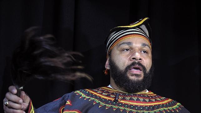 Dieudonné le dedica una «quenelle» a la Reina de Inglaterra