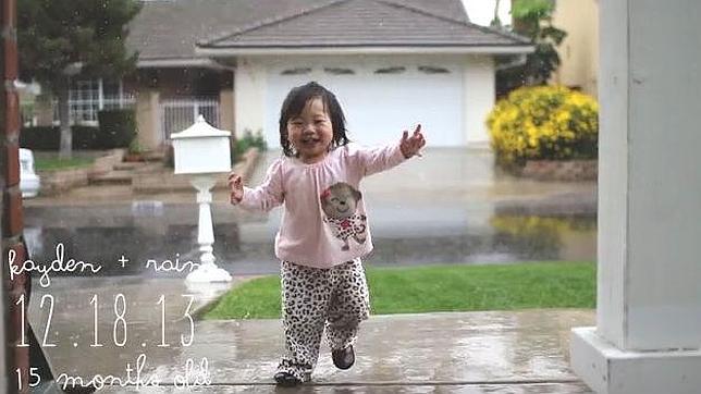 Así reacciona Kayden, una niña de 15 meses, al ver por primera vez la lluvia