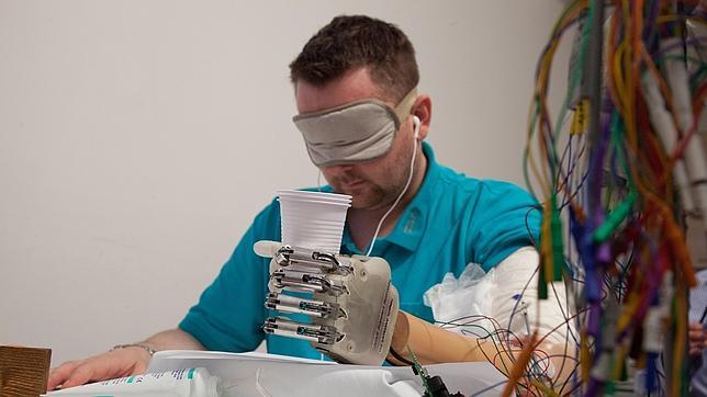 La primera mano biónica que siente en tiempo real