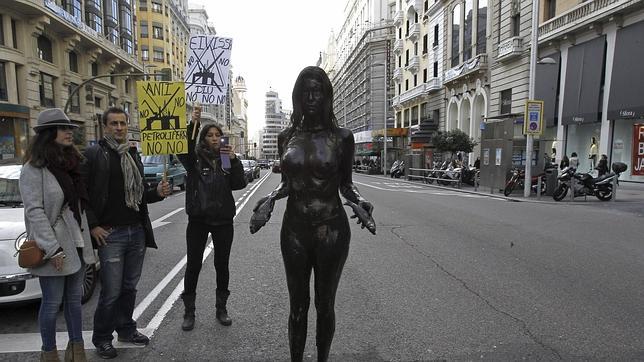 Una activista se desnuda y se unta de alquitrán contra las prospecciones