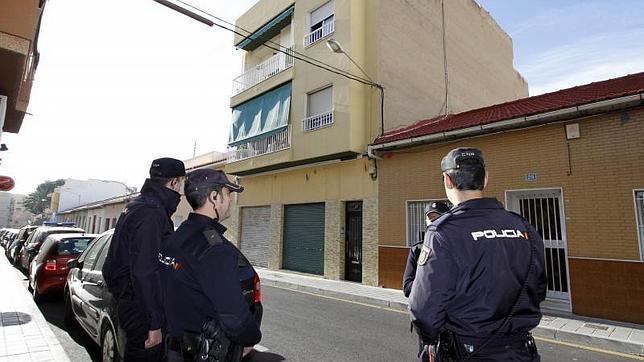 El padre de la niña fallecida en Alicante está en prisión por maltratar a su exmujer