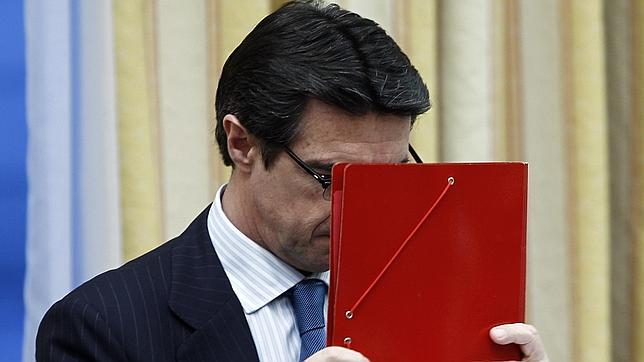 Duras críticas de la oposición, sindicatos y consumidores contra la subida de la luz