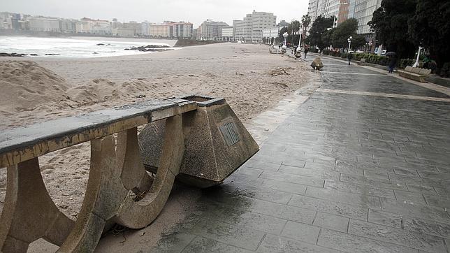 Destrozos en el Paseo Marítimo de La Coruña