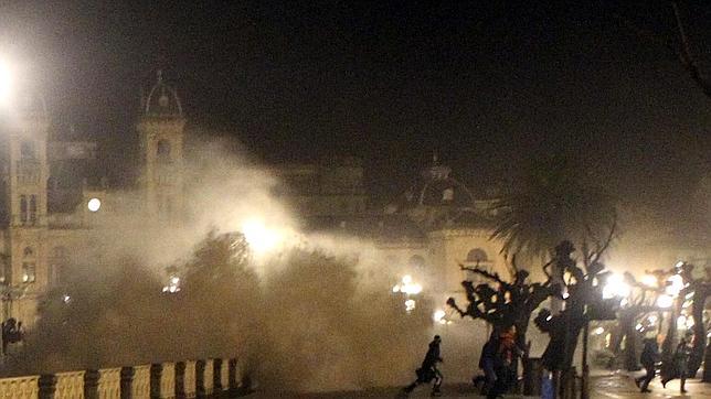 Olas de más de diez metros dejan daños en parques, garajes y edificios en Santander