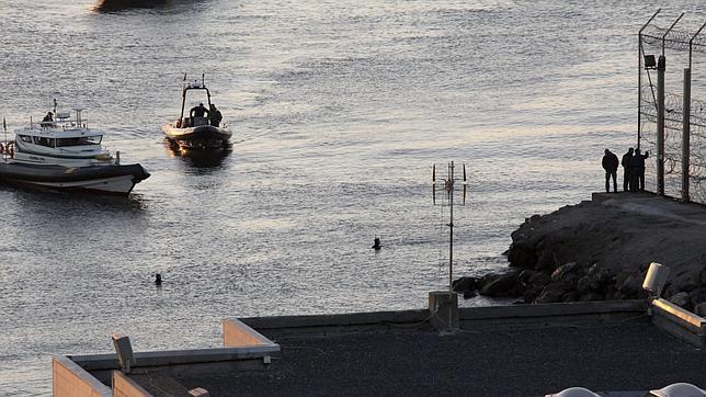 Llega a nado a una playa de Ceuta el primer subsahariano tras la avalancha