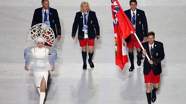 La delegación de Bermudas desfila con Tucker Murphy, que porta la bandera