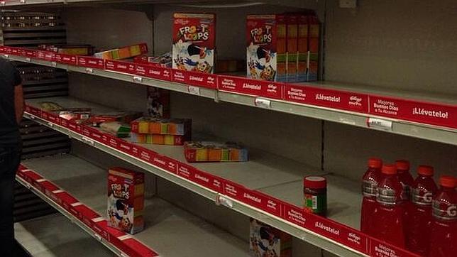 Capriles recorre un supermercado y toma fotografías para testificar la escasez