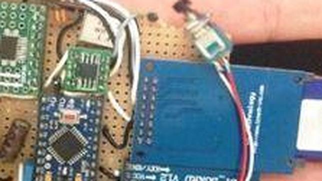 Dos españoles crean un dispositivo para hackear un coche en sólo cinco minutos