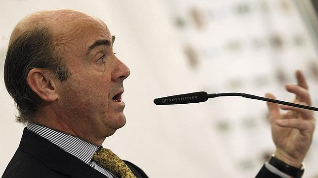 De Guindos recuerda a la embotelladora de Coca-Cola que hay otras fórmulas antes que el despido