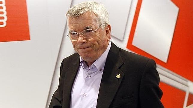 Pedro Castro dimite junto a tres concejales del PSOE y una de IU por el «caso aparcamientos»