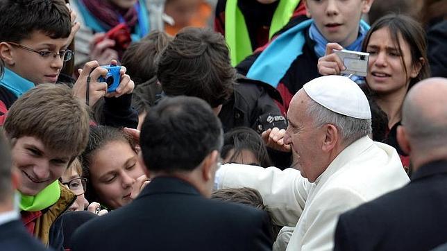 El Papa pide «coherencia entre liturgia y vida», y menos cotilleos a la salida de misa
