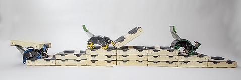 Los robots TERMES pueden levantar escaleras para llegar al próximo punto de construcción