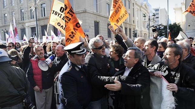 Grecia bate récords de desempleo y se plantea suprimir el salario mínimo