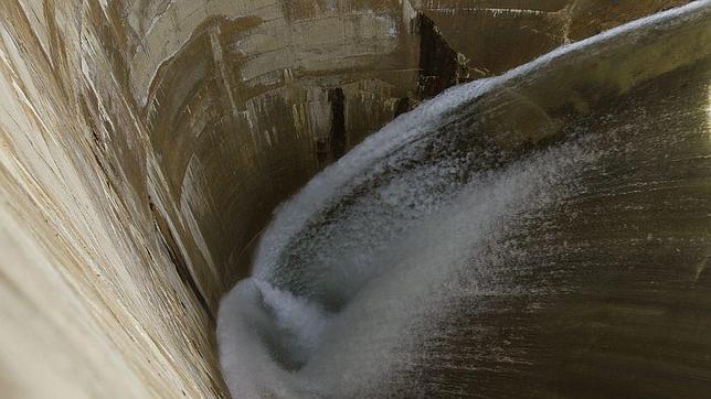 El Ebro echa al mar en mes y medio agua suficiente para abastecer a Zaragoza durante 30 años