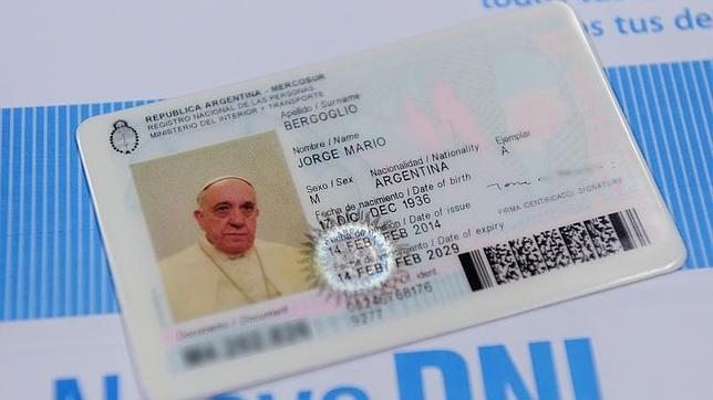 El Papa Francisco renueva su pasaporte y y el DNI para viajar como argentino