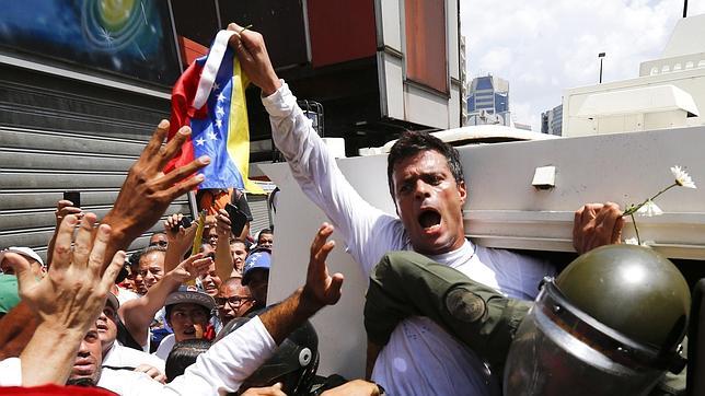 Leopoldo López se entrega a la Guardia Nacional venezolana