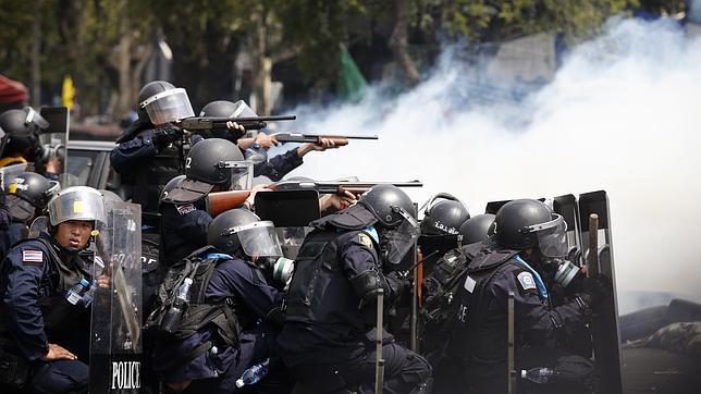 Dos muertos y 44 heridos en un choque entre policías y manifestantes en Bangkok