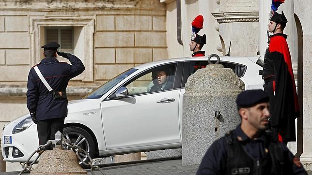 Matteo Renzi abandona en automóvil el palacio del Quirinal tras reunirse con el presidente Giorgio Napolitano