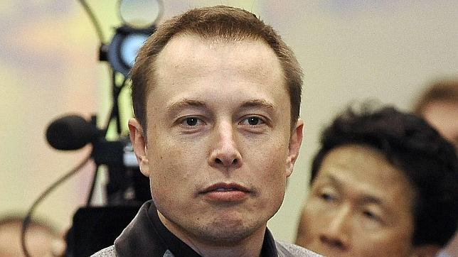 Elon Musk: Es «muy improbable» una fusión entre Tesla y Apple