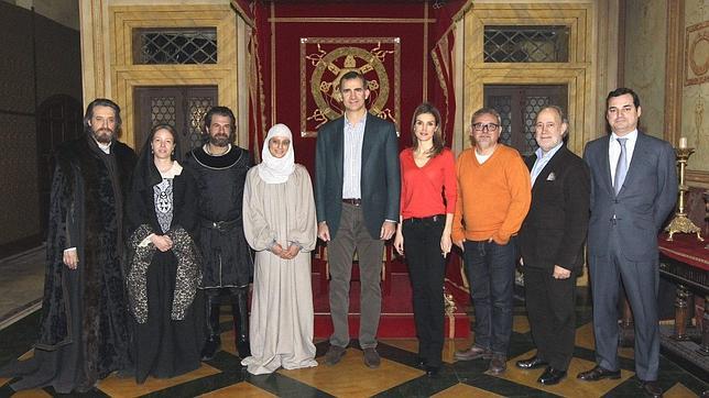 Doña Letizia, de rojo y negro en el set de rodaje de la serie «Isabel»