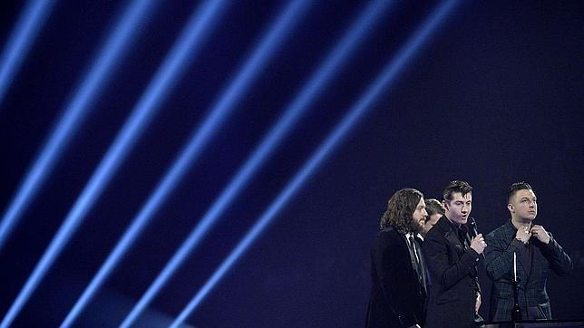 Arctic Monkeys y David Bowie triunfan en los BRIT