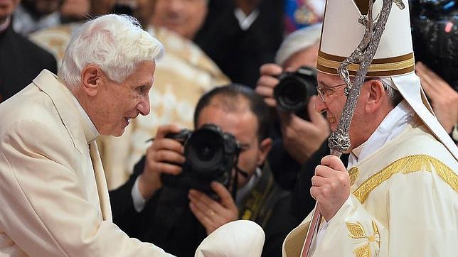 Benedicto XVI reaparece en la ceremonia de entrega de birretas a los nuevos cardenales