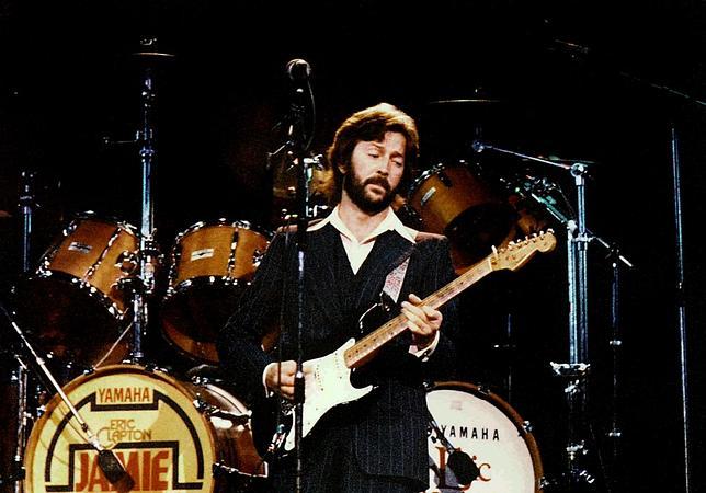 Eric Clapton tocando su célebre guitarra «Blackie»