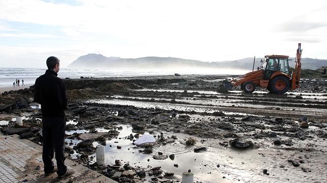 Los temporales que han golpeado el norte dejan una herida mortal en playas y familias