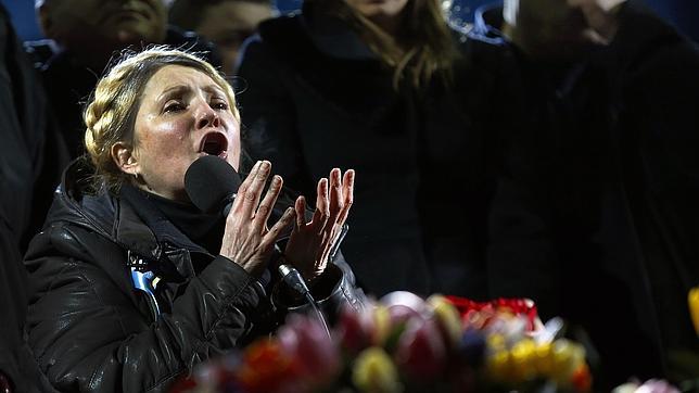 Julia Timoshenko sale de la cárcel, aclamada por las multitudes