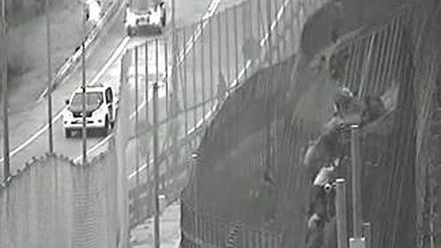 La Guardia Civil difunde vídeos del salto a la valla de Melilla con lanzamiento cruzado de objetos