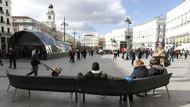 El futuro de la Puerta del Sol se dibuja con bancos, sombras y público