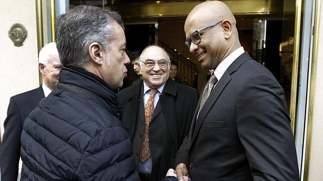 Iturgaiz aboga por detener y expulsar de España a los verificadores porque «están al servicio de ETA»