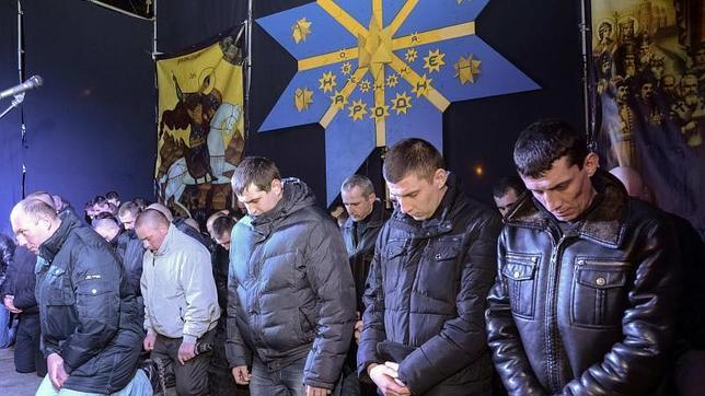 Antidisturbios ucranianos, arrodillados ante el pueblo para pedir perdón