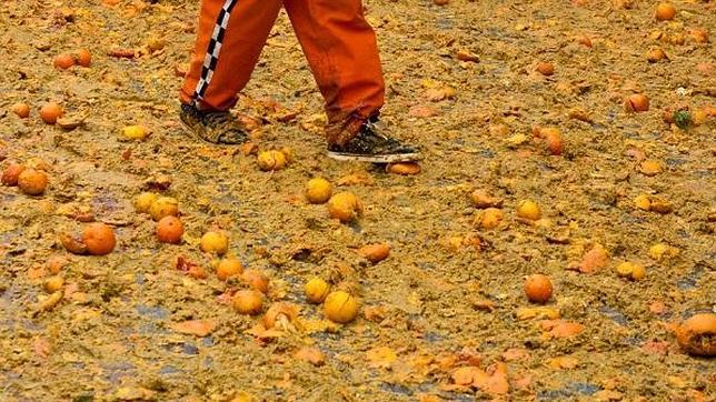 En Ivrea, el pueblo lanza naranjas a los representantes del «Gobierno»